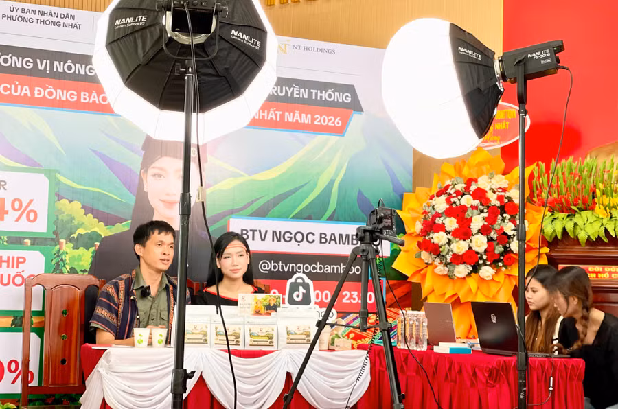 phuong-thong-nhat-dua-nong-san-va-tho-cam-jrai-len-san-thuong-mai-dien-tu-anh-vu-thao.jpg