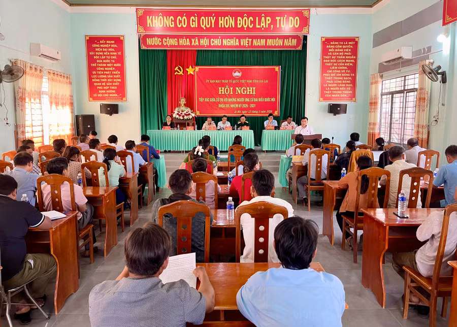 quang-canh-hoi-nghi-tiep-xuc-cu-tri-anh-vu-thao.jpg