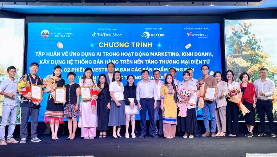 cac-chuong-trinh-ho-tro-dao-tao-tap-huan-da-gop-phan-dua-tmdt-cua-tinh-phat-trien-anh-vu-thao.jpg