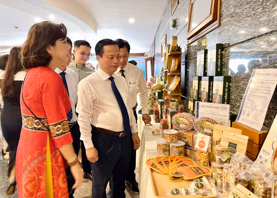 ong-nguyen-tuan-thanh-uy-vien-ban-thuong-vu-tinh-uy-pho-chu-tich-thuong-truc-ubnd-tinh-gia-lai-tham-quan-khu-vuc-trung-bay-san-pham-ocop-cua-tinh-anh-vu-thao.jpg