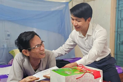 Chủ tịch Ủy ban MTTQ Việt Nam tỉnh Nguyễn Ngọc Lương tặng quà cho thương binh Hoàng Xuân Hảo (phường An Nhơn Nam).