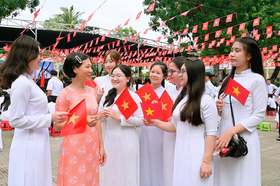 Hòa nhịp cùng buổi lễ khai giảng đặc biệt, thầy-cô giáo và học sinh toàn tỉnh bày tỏ sự hào hứng, phấn khởi, sẵn sàng cho năm học mới. Ảnh: Đức Thụy gen-h-giao-vien.jpg