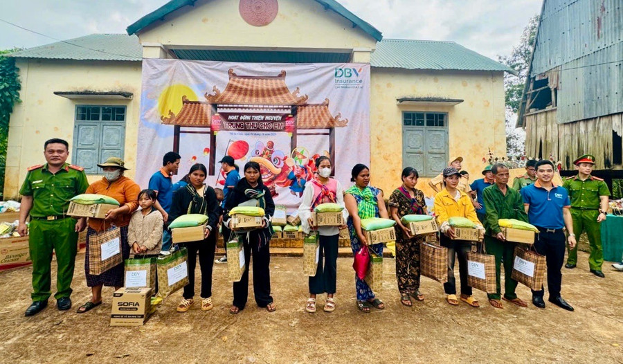 Tặng quà cho người dân khó khăn, trẻ em nghèo xã biên giới Ia Chia. Ảnh: ĐVCC cong-an-tinh-tang-qua-trung-thu.jpg
