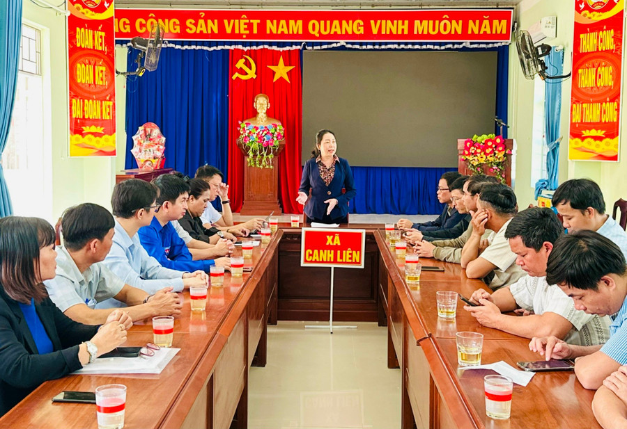 pho-truong-doan-dbqh-tham-chuc-tet-xa-canh-lien.jpg