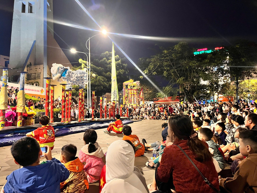 Không khí rộn ràng khi nhiều phụ huynh đưa con em đến thưởng thức múa lân - sư - rồng. Ảnh: H.H gen-h-hoai3.jpg