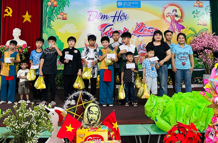 Các em trưởng thành trở về Làng Trẻ em SOS Quy Nhơn tặng quà cho các em nhỏ. Ảnh: Thảo Khuy cac-em-truong-thanh-tro-ve-lang-sos.jpg