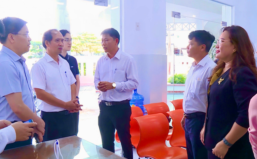 Thứ trưởng Bộ Nội vụ Nguyễn Văn Hồi (thứ 2, từ trái sang) nghe đại diện lãnh đạo xã Tuy Phước báo cáo công tác cải cách hành chính. Ảnh: T.K kiem-tra-cai-cach-hanh-chinh.jpg