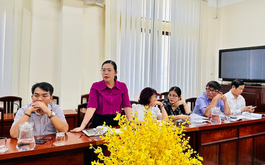 Bà Nguyễn Thị Kim Anh, Hiệu Trưởng Trường THCS Lê Hồng Phong báo cáo tình hình tiếp nhận học sinh tại trường. Ảnh: Thảo Khuy kim-anh.jpg