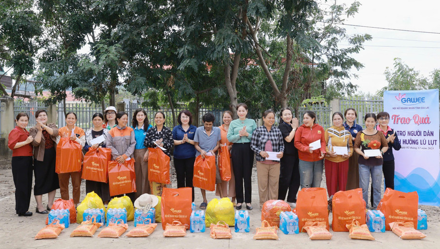 Các đại biểu trao quà cho người dân xã Ia Pa. Ảnh: ĐVCC