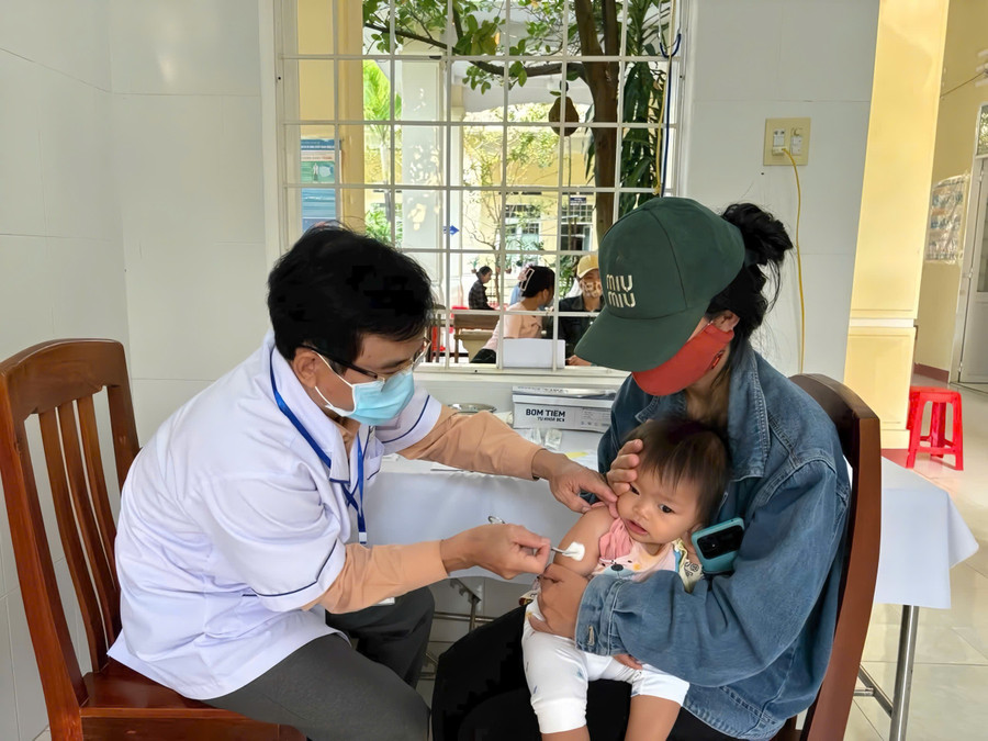 tiem-vaccin-theo-chuong-trinh-tiem-chung-mo-rong.jpg