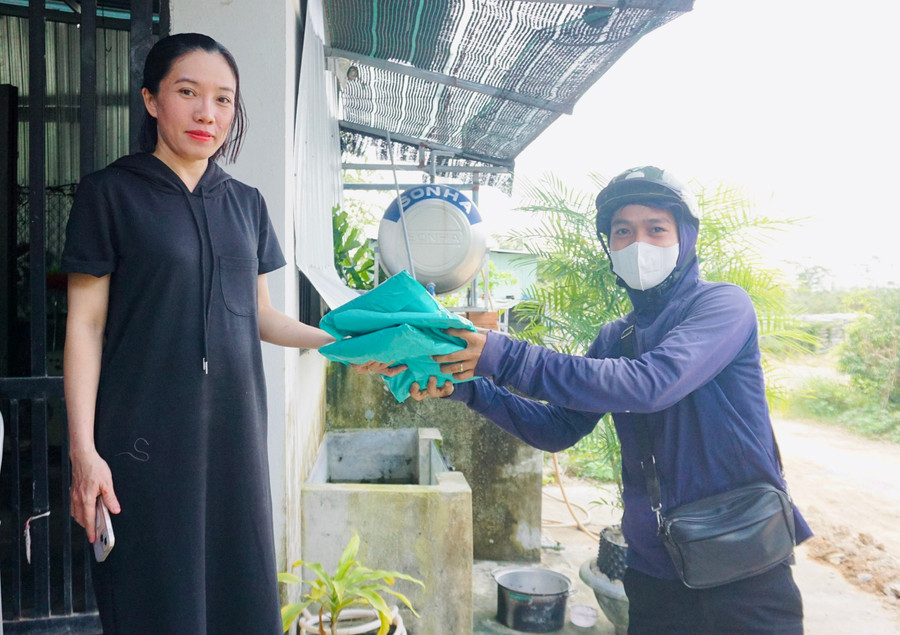 Chị Linh chuẩn bị đơn hàng bán lẻ giao cho shipper. Ảnh: T.K 1.jpg