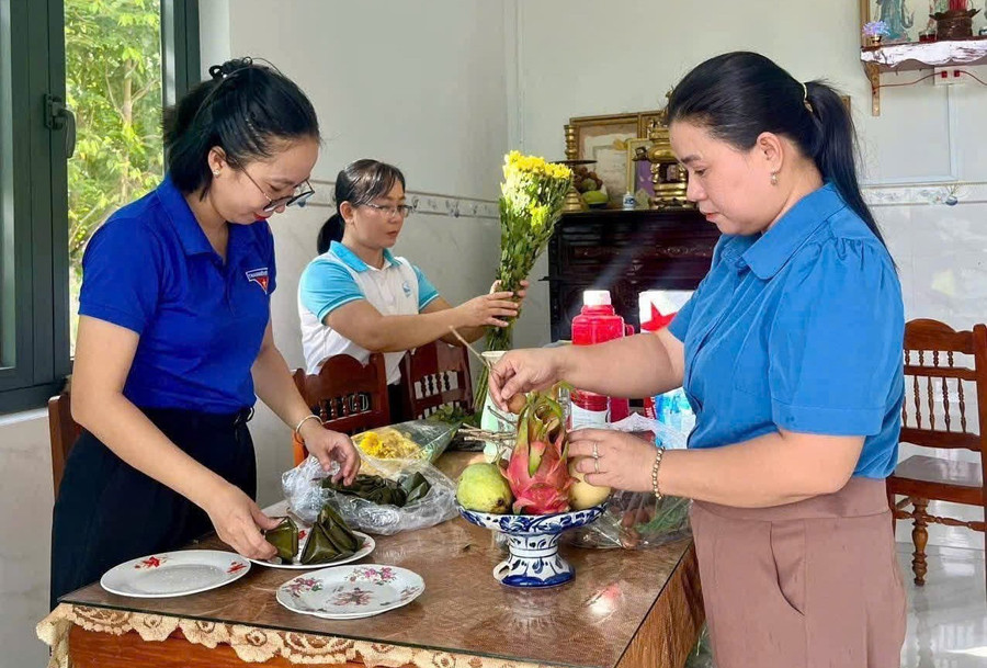 Hoạt động nấu cơm tri ân tại gia đình liệt sĩ được các cấp hội thực hiện thể hiện sâu sắc đạo lý "uống nước nhớ nguồn". Ảnh: Hội LHPN phường Bồng Sơn gen-h-bong-son.jpg