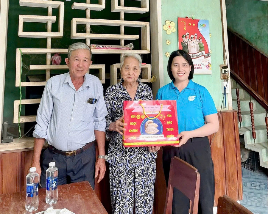 Đại diện Hội LHPN xã An Nhơn Tây đến thăm, tặng quà gia đình có công trên địa bàn. Ảnh: ĐVCC gen-h-ls.jpg