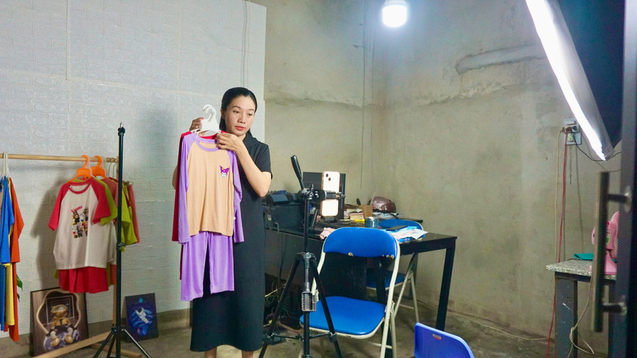 Phòng livestream được chị Linh đầu tư để giới thiệu sản phẩm, tư vấn khách hàng. Ảnh: T.K 2.jpg