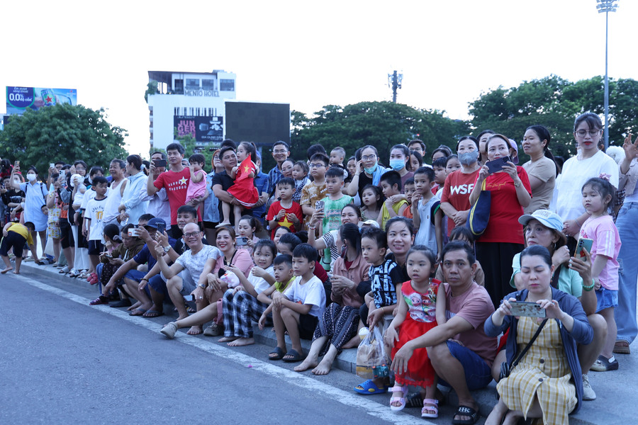 Người dân và du khách vui vẻ hòa mình vào không gian lễ hội. Ảnh: Nguyễn Dũng 3a5a9249.jpg