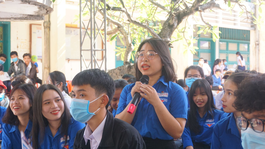 Học sinh đặt câu hỏi tại chương trình hướng nghiệp được tổ chức hằng năm tại các trường đại học, cao đẳng ở tỉnh Bình Định (cũ). Ảnh: Thảo Khuy 32-1.jpg