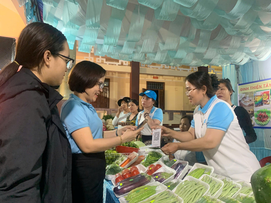 Thanh toán không tiền mặt tại Phiên chợ chuyển đổi số. Ảnh: T.K 3.jpg