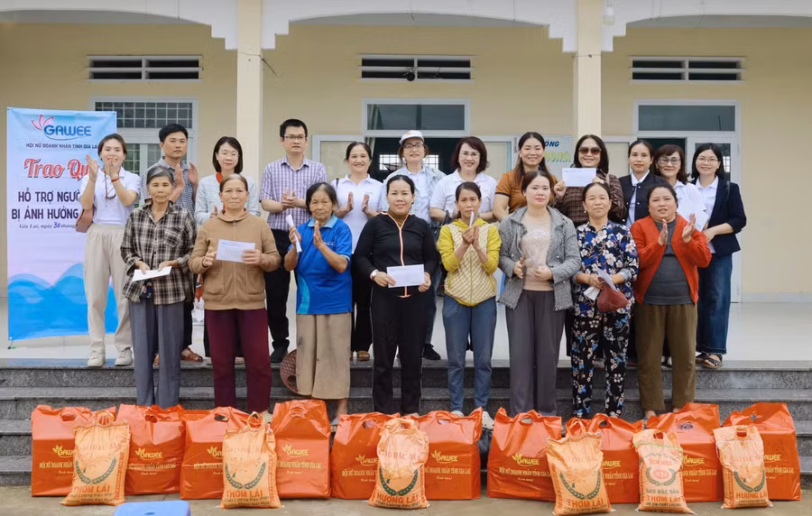 hoi-nu-doanh-nhan-tang-qua-cho-nguoi-dan-tuy-phuoc-bi-anh-huong-thien-tai.jpg