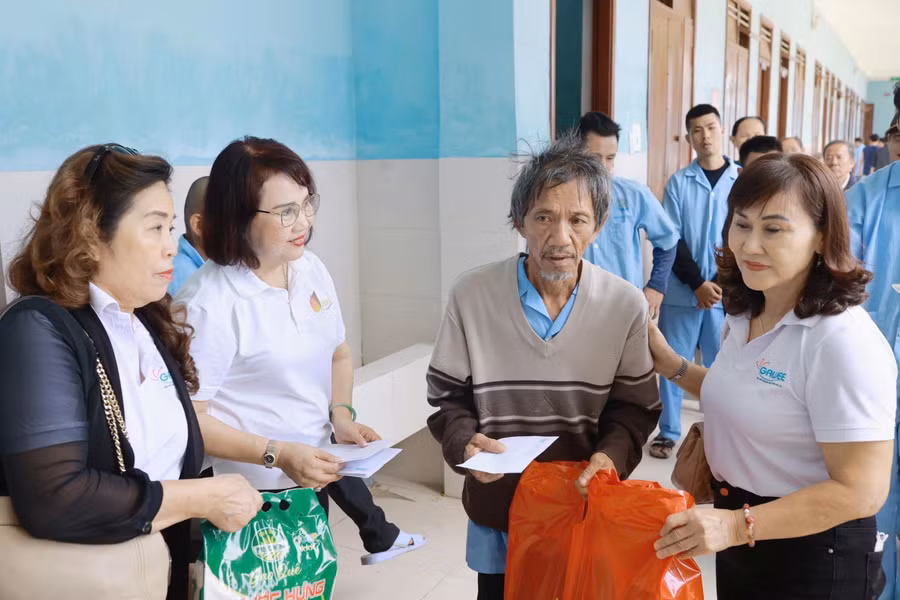 hoi-nu-doanh-nhan-tang-qua-cho-benh-nhan-benh-vien-tam-than-quy-nhon.jpg