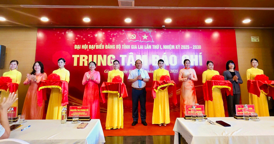 Các đại biểu cắt băng khai trương Trung tâm báo chí phục vụ Đại hội đại biểu Đảng bộ tỉnh Gia Lai lần thứ I, nhiệm kỳ 2025 - 2030. Ảnh: Thảo Khuy khai-truong-trung-tam-bao-chi-5.jpg