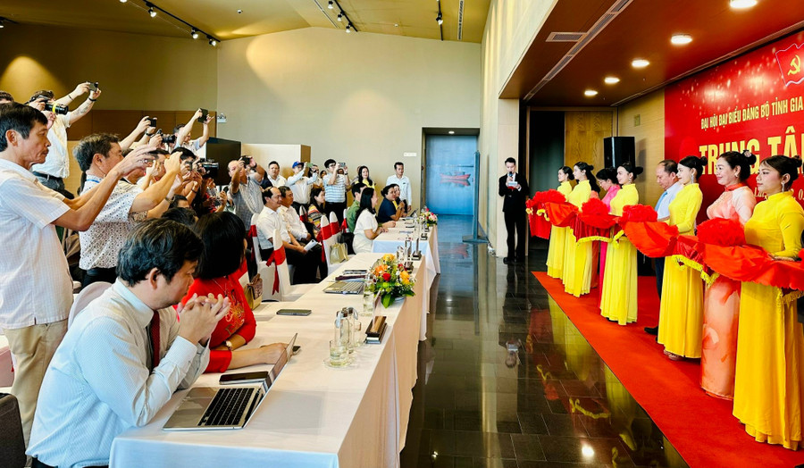 Các phóng viên báo chí tác nghiệp tại chương trình khai trương. Ảnh: Thảo Khuy khai-truong-trung-tam-bao-chi-7.jpg