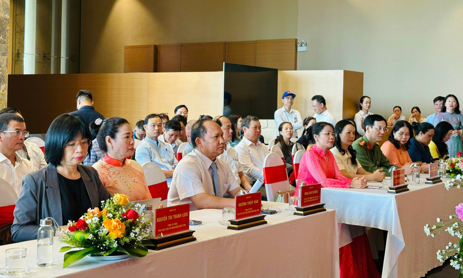 Các đại biểu tham dự chương trình khai trương Trung tâm Báo chí. Ảnh: Thảo Khuy khai-truong-trung-tam-bao-chi-6.jpg