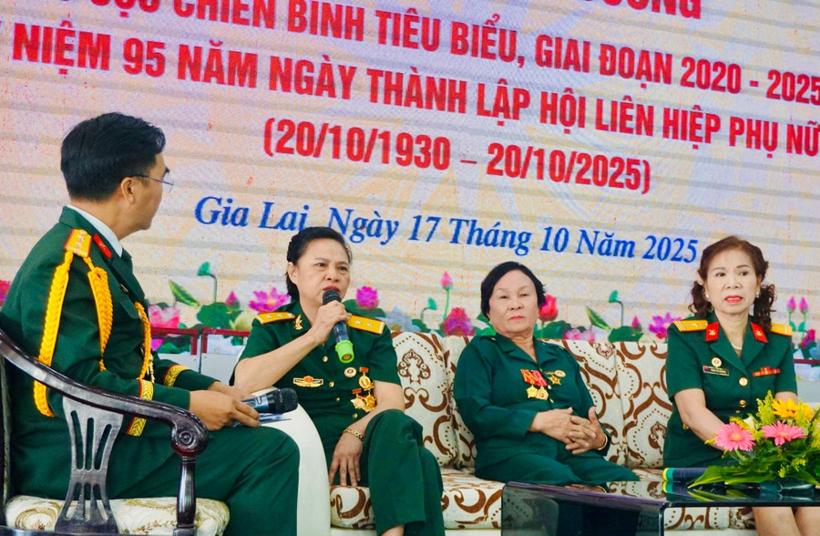 Bà Đinh Thị Lý xúc động chia sẻ tại hội nghị tuyên dương nữ CCB tiêu biểu giai đoạn 2020-2025 do Hội CCB tỉnh tổ chức. Ảnh: Thảo Khuy nu-cuu-chien-binh-dinh-thi-ly.jpg