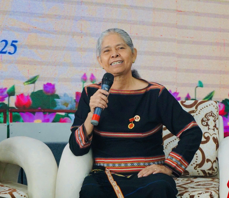 Bà Rơ Châm H’Yéo thường chia sẻ câu chuyện thời chiến đấu của mình để giáo dục thế hệ trẻ. Ảnh: Thảo Khuy nu-cuu-chien-binh-ro-cham-hyeo.jpg
