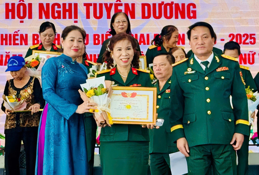 Cựu chiến binh Phan Thị Khương được tuyên dương tại hội nghị tuyên dương nữ CCB tiêu biểu giai đoạn 2020-2025 do Hội CCB tỉnh tổ chức. Ảnh: Thảo Khuy nu-cuu-chien-binh-phan-thi-khuong.jpg