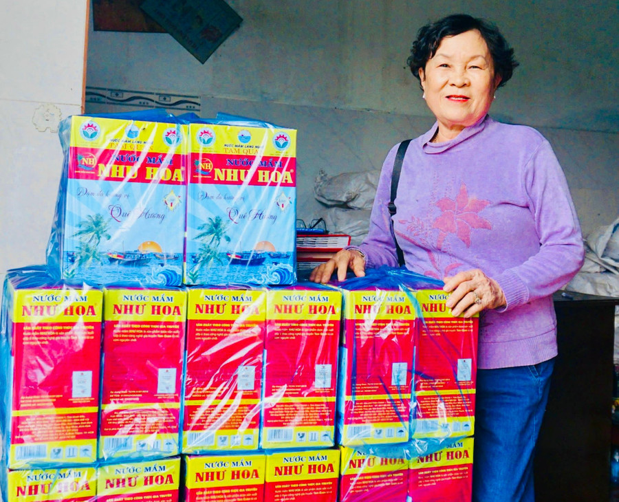Rời chiến trường, bà Trần Thị Như Hoa vượt qua nhiều khó khăn xây dựng được cơ sở nước mắm truyền thống Như Hoa. Ảnh: Thảo Khuy nu-cuu-chien-binh-tran-thi-nhu-hoa.jpg