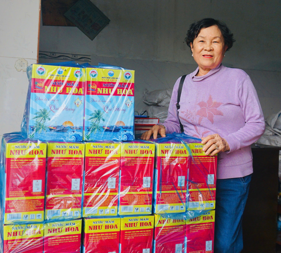 Bà Trần Thị Như Hoa cùng lô nước mắm chuẩn bị giao đến các cơ sở phân phối. Ảnh: Thảo Khuy co-ho.jpg