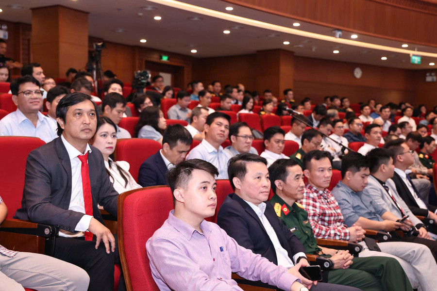 Bác sĩ CKII Nguyễn Văn Trung (đầu tiên, hàng thứ 2) tham dự Đại hội thành lập Hội Can thiệp mạch thần kinh Việt Nam. Ảnh: NVCC bac-si-nguyen-van-trung-tai-dai-hoi-hoi-can-thiep-mach-than-kinh-viet-nam.jpg
