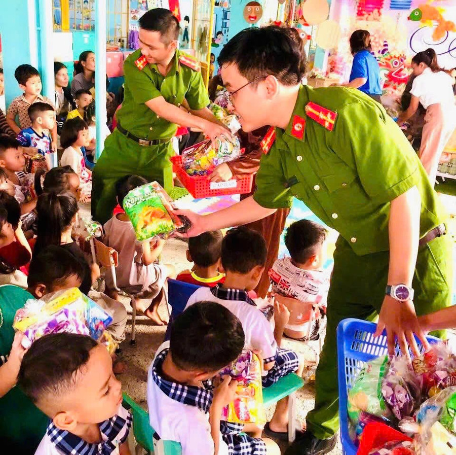 Công an xã Ia Sao phối hợp với các nhà hảo tâm tổ chức trung thu cho các em nhỏ. Ảnh: ĐVCC tang-qua-trung-thu-o-ia-sao.jpg