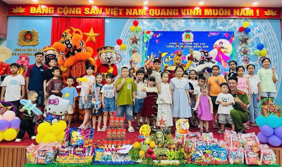 Công an phường Bồng Sơn tổ chức chương trình “Vui Tết Trung thu” năm 2025 dành cho con em cán bộ, chiến sĩ đơn vị. Ảnh: ĐVCC to-chuc-trung-thu-o-phuong-bong-son.jpg