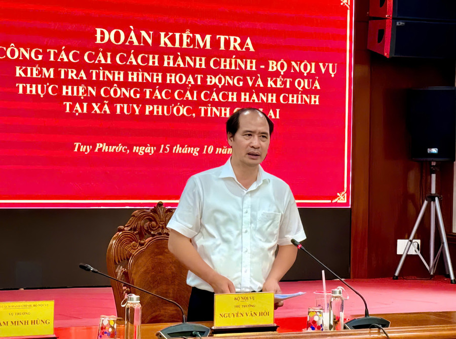 Thứ trưởng Bộ Nội vụ Nguyễn Văn Hồi phát biểu tại buổi làm việc với xã Tuy Phước. Ảnh: T.K gen-o-thu-truong-kiem-tra-cai-cach-hanh-chinh.jpg