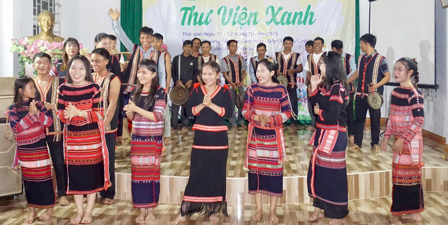 Zespół taneczny gong i xoang z wioski Canh Tien wystąpił w lokalnym programie kulturalnym. Zdjęcie: Thao Khuy gen-h-bieu-dien-cong-chieng.jpg