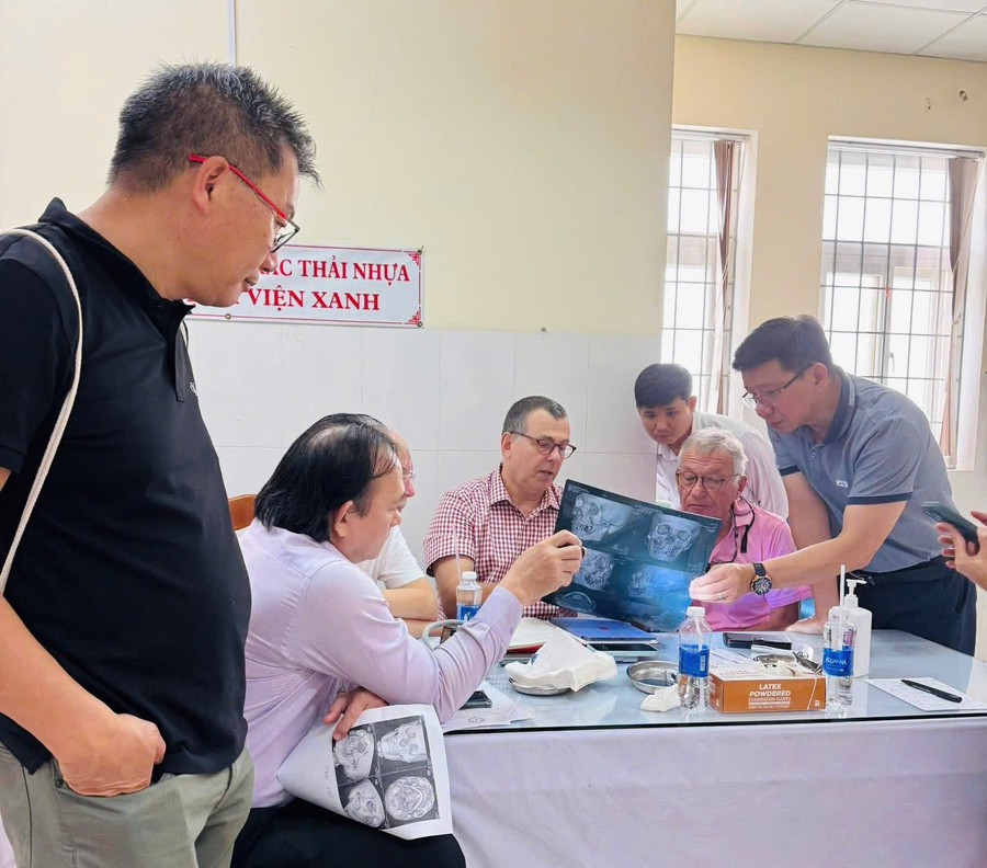 Chuyên gia DEVIEMED và bác sĩ Bệnh viện Đa khoa Trung tâm tỉnh Gia Lai cùng hội chẩn, thảo luận chuyên môn về ca bệnh. Ảnh: ĐVCC gen-h-bs-duc-2.jpg
