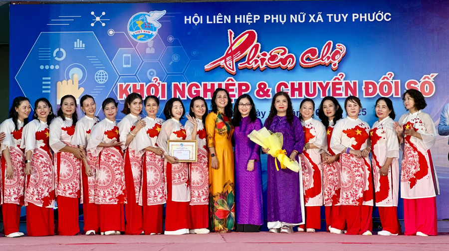 Ban tổ chức trao giải Nhất cho đội dân vũ. Ảnh: Thảo Khuy trao-giai-dan-vu.jpg