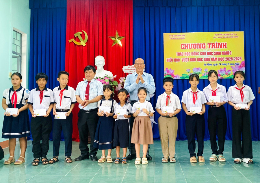 Ban tổ chức trao học bổng khuyến học cho học sinh có hoàn cảnh khó khăn. Ảnh: T.K tang-hoc-bong-cho-hoc-sinh-kho-khan.jpg