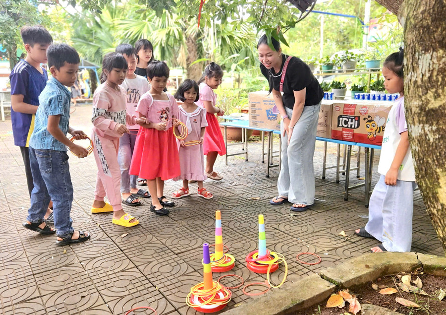 Các em nhỏ Làng Trẻ em SOS Pleiku háo hức tham gia trò chơi thảy vòng tại chương trình “Trung thu yêu thương”. Ảnh: Minh Chí khong-khi-trung-thu-lang-tre-em-sos-pleiku.jpg