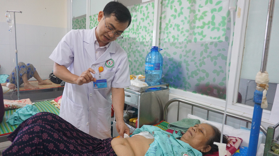 Bác sĩ CKII Lê Đức Hải giải thích tình trạng bệnh cho bệnh nhân. Ảnh: T.K dsc00760.jpg