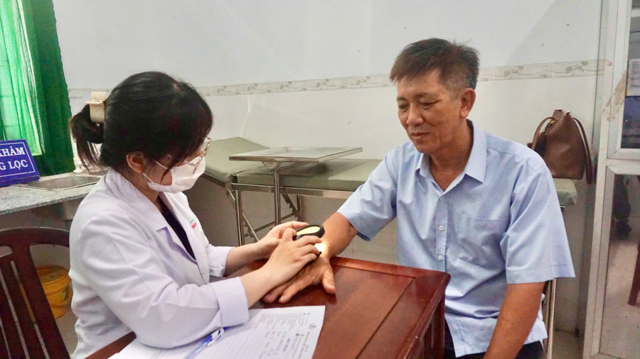 Thiết bị chẩn đoán da liễu tích hợp AI được thử nghiệm tại Bệnh viện Phong - Da liễu Trung ương Quy Hòa. Ảnh: ĐVCC gen-h-da-lieu.jpg