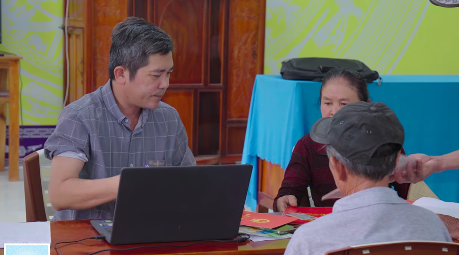 Phường Hoài Nhơn Bắc hỗ trợ người dân cập nhật dữ liệu đất đai tại khu phố La Vuông. Ảnh: ĐVCC lam-sach-du-lieu-dat-dai-phuong-hoa-nhon-bac.png