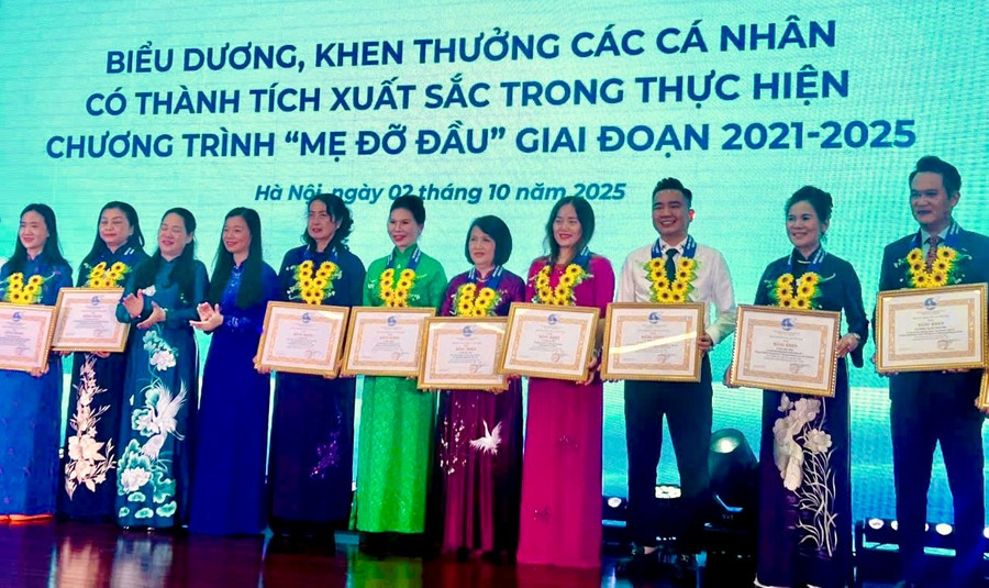 Bà Đồng Thị Ánh (thứ 5, phải sang) nhận bằng khen tại chương trình. Ảnh: ĐVCC img-0948.jpg