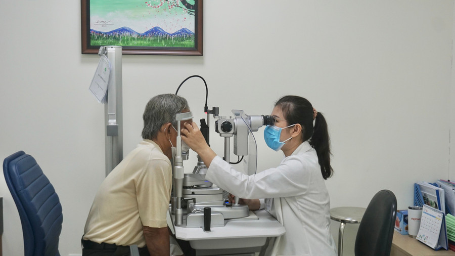 Bác sĩ Bệnh viện Mắt Sài Gòn Quy Nhơn kiểm tra thị lực cho bệnh nhân. Ảnh: T.K 2.jpg