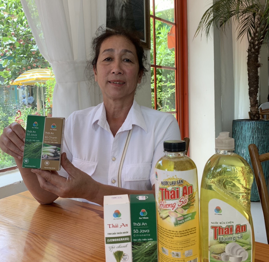 Bà Lê Thị Nguyệt cùng các sản phẩm do Hợp tác xã Nông Công Thương An Nhơn sản xuất. Ảnh: Thảo Khuy 32-4649.jpg