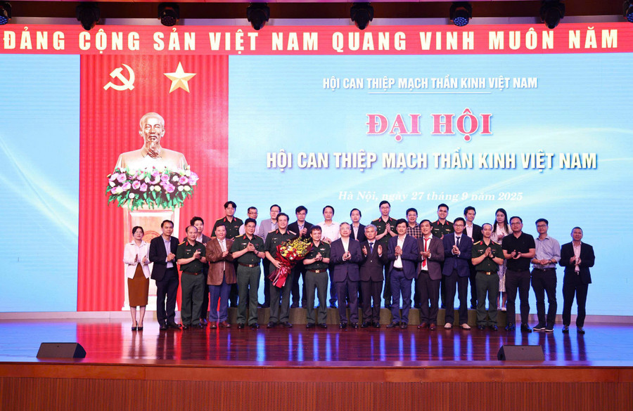 Bác sĩ CKII Nguyễn Văn Trung (người thứ 6, hàng đầu tiên từ phải sang) cùng Ban chấp hành Hội Can thiệp mạch thần kinh Việt Nam. Ảnh: NVCC gen-h-ban-chap-hanh-hoi-can-thiep-mach-than-kinh-viet-nam.jpg