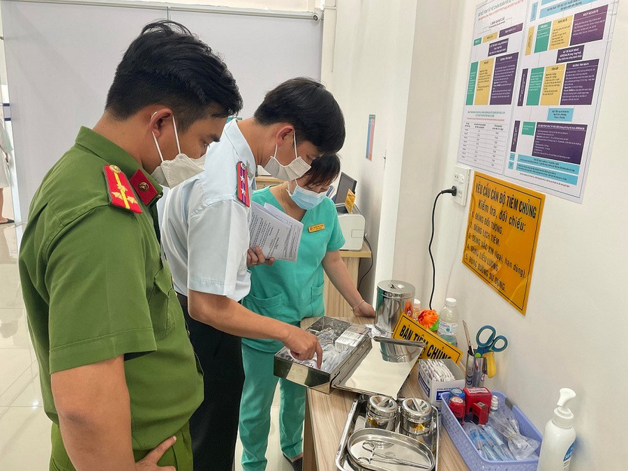 Sở Y tế phối hợp tổ chức thanh tra định kỳ việc chấp hành quy định pháp luật tại các cơ sở khám-chữa bệnh, tiêm vắc xin dịch vụ và kinh doanh thuốc, mỹ phẩm, thực phẩm chức năng trên địa bàn tỉnh. Ảnh: ĐVCC kiem-tra.jpg