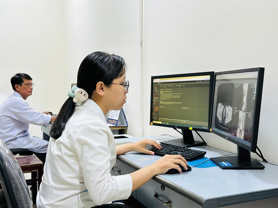 Bác sĩ cận lâm sàng thực hiện thao tác trên hệ thống lưu trữ và truyền tải hình ảnh y tế (PACS). Ảnh: Thảo Khuy 16.jpg