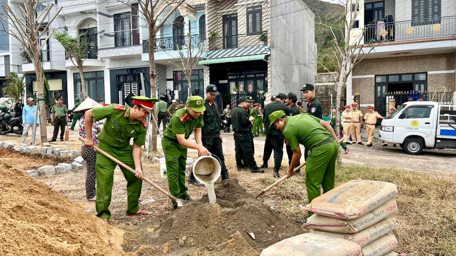 cong-an-quy-nhon-dong-ho-tro-nguoi-dan-xay-dung-nha.jpg